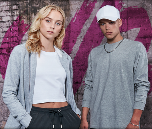 Frau mit Build Your Brand Sweatshirt